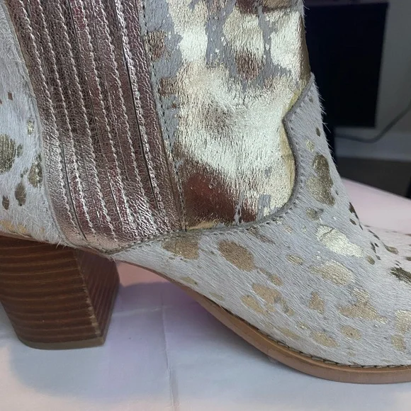 Stylish Women's Gold and Cream Ankle Boots - Picture 6 of 6
